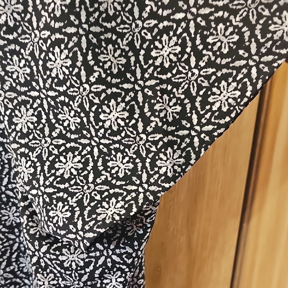 Croft & Barrow Monochrome Floral Blouse - Picture 5 of 11